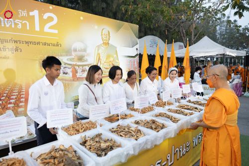 ภาพ No.111005:พิธีถวายภัตตาหารเป็นสังฆทาน แด่คณะพระธรรมยาตราฯ ในโครงการธรรมยาตรา กตัญญูบูชา มหาปูชนียาจารย์ พระมงคลเทพมุนี(สด จนฺทสโร) พระผู้ปราบมาร อนุสรณ์สถาน 7 แห่ง ปีที่ 12 วันที่ 13 มกราคม พ.ศ. 2567 ณ อนุสรณ์สถานมหาวิหารพระมงคลเทพมุนี  (โลตัสแลนด์) อ.สองพี่น้อง จ