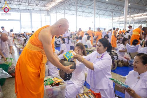 ภาพ No.209332:วันอาทิตย์ที่ 2 มีนาคม พ.ศ. 2568 พิธีตักบาตร ข้าวสารอาหารแห้ง ณ บ้านแก้วเรือนทองคุณยายฯ สภาธรรมกายสากล วัดพระธรรมกาย