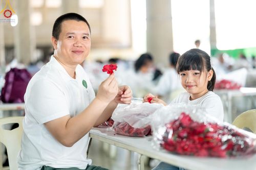 ภาพ No.187276:สาธุชน เจ้าหน้าที่ ร่วมบุญปลิดกลีบดอกไม้ เพื่อโปรยต้อนรับพระธรรมยาตรา ตั้งแต่วันที่ 26 ธันวาคม พ.ศ. 2567 ณ วิหารคด 31 วัดพระธรรมกาย