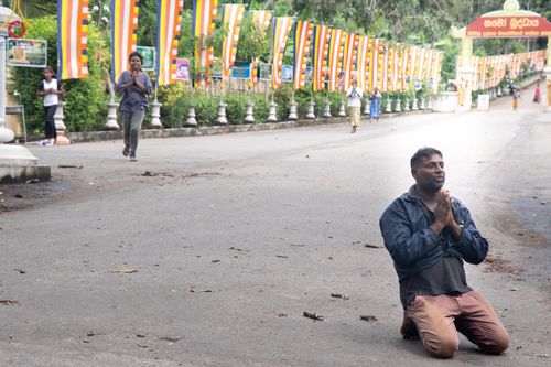 ภาพ No.140684:PhotoStory มหาศรัทธา ธรรมยาตราศรีลังกา EP.4 โครงการสยาม-ลังกา ธรรมยาตรา ฉลองเทศกาลวิสาขบูชาแห่งชาติ ศรีลังกา  บูชาธรรม 80 ปีหลวงพ่อธัมมชโย เส้นทางจาก เมืองดัมบูลลา ไปยัง เมืองมาตะเล  ตั้งแต่วันที่ 17-20 พฤษภาคม พ.ศ. 2567