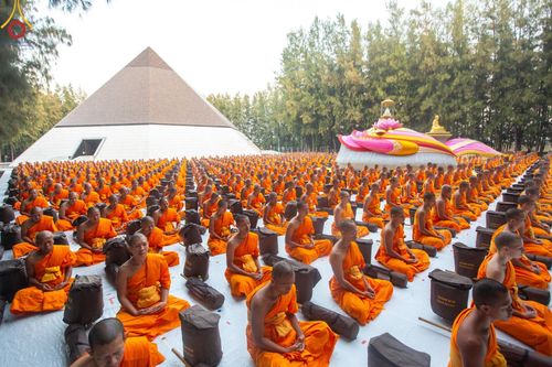 ภาพ No.189199:พระธรรมยาตราปฏิบัติธรรม และถ่ายภาพหมู่ประวัติศาสตร์ ในโครงการธรรมยาตรา กตัญญูบูชา มหาปูชนียาจารย์ พระมงคลเทพมุนี(สด จนฺทสโร) พระผู้ปราบมาร อนุสรณ์สถาน 7 แห่ง ปีที่ 13 วันที่ 4 มกราคม พ.ศ. 2568 ณ อนุสรณ์สถานมหาวิหารพระมงคลเทพมุนี (โลตัสแลนด์) อ.สองพี่น้อง