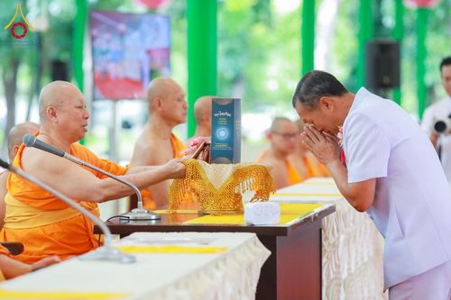 ภาพ No.159096:พิธีทอดผ้าป่าถวายทุนการศึกษาพระภิกษุสามเณรทั่วโลก และ พิธีถวายสังฆทานหนังสือพระไตรปิฏก 80 วัด บูชาธรรม 80 ปี หลวงพ่อธัมมชโย วันเสาร์ที่ 21 กันยายน พ.ศ. 2567 ณ โบสถ์พระไตรปิฏก วัดพระธรรมกาย