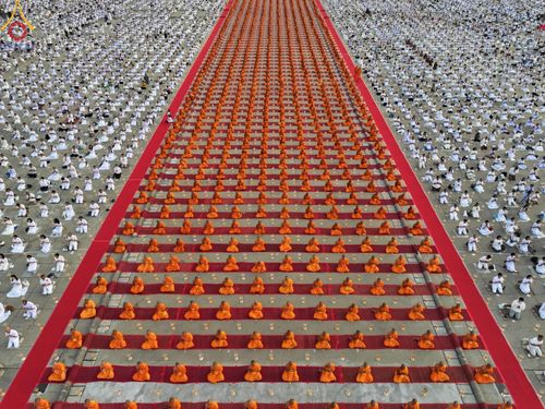 ภาพ No.204506:พิธีจุดประทีปถวายเป็นพุทธบูชา และบูชาธรรมมหาปูชนียาจารย์ ณ วัดพระธรรมกาย ตำบลคลองสาม อำเภอคลองหลวง จังหวัดปทุมธานี ในโครงการธรรมยาตรา กตัญญูบูชา มหาปูชนียาจารย์ พระมงคลเทพมุนี(สด จนฺทสโร) พระผู้ปราบมาร ปีที่ 13 วันที่ 31 มกราคม พ.ศ. 2568