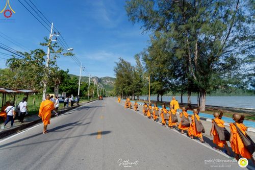 ภาพ No.222148:วันที่ 26-27 เมษายน พ.ศ. 2568 ศูนย์ปฏิบัติธรรมสวนผึ้ง ร่วมกับ ธุดงค์คสถานประจวบคีรีขันธ์ และวัดอ่าวน้อย  จัดกิจกรรมเดินธรรมยาตรา ตักบาตรข้าวสารอาหารแห้ง และจุดประทีปถวายเป็นพุทธบูชา ณ วัดอ่าวน้อย จ.ประจวบคีรีขันธ์