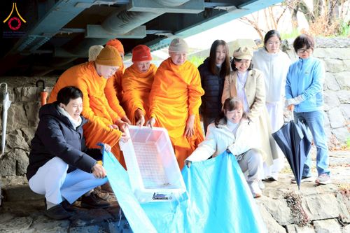 ภาพ No.213434:วันอาทิตย์ที่ 16 มีนาคม พ.ศ. 2568 พิธีบุพเปตพลี, ถวายภัตตาหาร, ปล่อยปลา วัดพระธรรมกายคานากาว่า ประเทศญี่ปุ่น