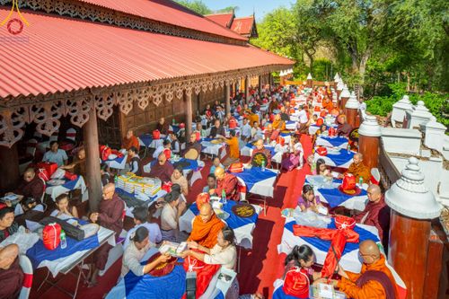 ภาพ No.220103:วันพุธที่ 16 เมษายน พ.ศ. 2568 วัดพระธรรมกายถวายมหาสังฆทาน มอบสิ่งของและทุนทรัพย์กว่า 4 ล้านบาท บรรเทาทุกข์ 181 วัดแผ่นดินไหวเมียนมา