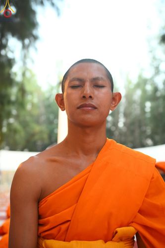 ภาพ No.190108:พิธีจุดประทีปถวายเป็นพุทธบูชา และบูชาธรรมมหาปูชนียาจารย์ ณ อนุสรณ์สถานมหาวิหารพระมงคลเทพมุนี (โลตัสแลนด์) อ.สองพี่น้อง จ.สุพรรณบุรี ในโครงการธรรมยาตรา กตัญญูบูชา มหาปูชนียาจารย์ พระมงคลเทพมุนี(สด จนฺทสโร) พระผู้ปราบมาร อนุสรณ์สถาน 7 แห่ง ปีที่ 13