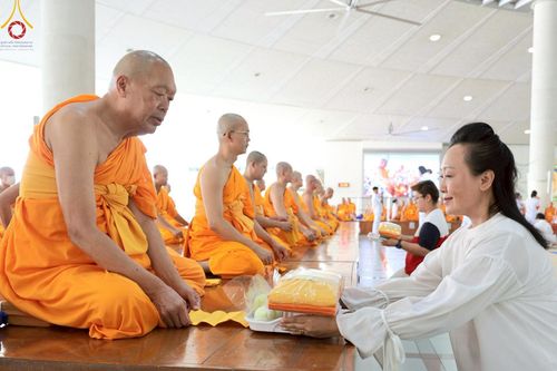 ภาพ No.213487:วันเสาร์ที่ 29 มีนาคม พ.ศ. 2568 พิธีถวายภัตตาหารเมนูสวรรค์ "เพื่อการบรรลุธรรม" ณ หอฉันคุณยายอาจารย์ฯ วัดพระธรรมกาย