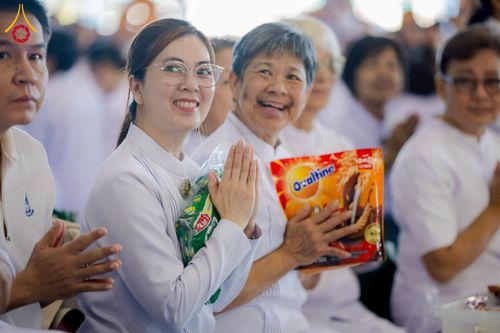 ภาพ No.276995:วันอาทิตย์ที่ 7 ธันวาคม พ.ศ. 2568 พิธีตักบาตรอาทิตย์ต้นเดือน ณ บ้านแก้วเรือนทองคุณยายฯ วัดพระธรรมกาย