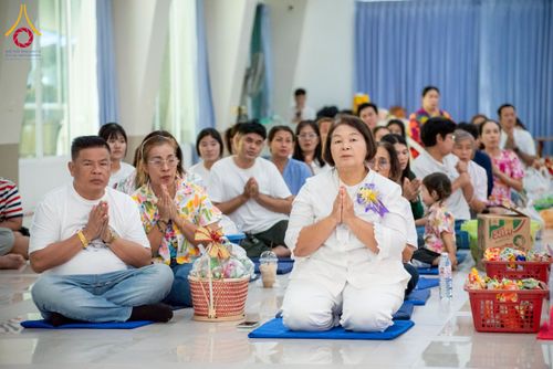 ภาพ No.218051:วันอาทิตย์ที่ 13 เมษายน พ.ศ. 2568 พิธีตักบาตรฉลองสามเณรใหม่ 75 รูป เนื่องในวันสงกรานต์ (โครงการบรรพชาสามเณรฟื้นฟูพระพุทธศาสนาทั่วไทย ประจำปีพุทธศักราช 2568) ณ ศูนย์ปฏิบัติธรรมระยอง(บ้านช่องลม) ตำบลบางบุตร อำเภอบ้านค่าย จังหวัดระยอง