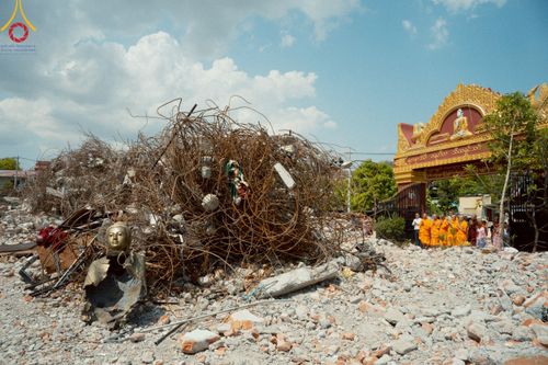 ภาพ No.220305:วันที่ 17 เมษายน พ.ศ. 2568 ผู้แทนวัดพระธรรมกาย ลงพื้นที่เยียวยา ซับน้ำตาเหยื่อแผ่นดินไหวมัณฑะเลย์