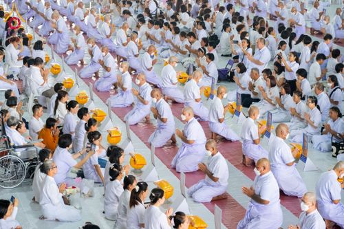 ภาพ No.62731:พิธีขอขมามอบผ้าไตร ในโครงการอุปสมบทหมู่ บูชาธรรมหลวงพ่อธัมมชโย พ.ศ.2567  โครงการอุปสมบทหมู่ธรรมทายาท ระดับอุดมศึกษา รุ่นที่51 (ภาคฤดูร้อน) โครงการบวชพระนานาชาติ AEC และ WAB รุ่นผู้บริหาร(รุ่นที่2) ณ ลานธรรม พระมหาธรรมกายเจดีย์ วันที่ 13 เมษายน พ.ศ. 2567