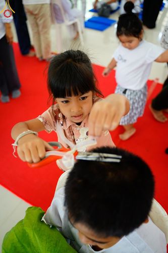 ภาพ No.134843:พิธีตัดปอยผม พิธีขอขมารับผ้าไตร พิธีบรรพชา และพิธีถวายบาตร ในโครงการบรรพชาสามเณร ฟื้นฟูพระพุทธศาสนาทั่วไทย  ณ ศูนย์ปฏิบัติธรรมและศูนย์อบรมเยาวชนเพชรบุรี ต.ท่าแลง อ.ท่ายาง จ.เพชรบุรี