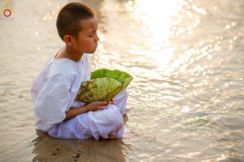 ภาพ No.63275:Photo Story  มหัศจรรย์วัดดงดินแดง Episode 1  พิธีปลงผมนาคธรรมทายาท  ในโครงการบรรพชาอุปสมบทหมู่ ฟื้นฟูพระพุทธศาสนาทั่วไทย วัดดงดินแดง ณ ลำน้ำแม่ตื่น อ.อมก๋อย จ.เชียงใหม่ วันที่ 2 เมษายน พ.ศ. 2567