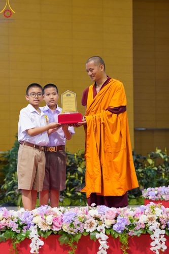 ภาพ No.124639:พิธีมอบโล่วัชรเกียรติยศ โครงการตอบปัญหาศีลธรรมเพื่อสันติภาพโลก (World-PEC) ต่างประเทศ ครั้งที่ 17 ณ ห้องแก้วสารพัดนึก 1 วัดพระธรรมกาย ในวันมาฆบูชา เสาร์ที่ 24 กุมภาพันธ์ พ.ศ. 2567