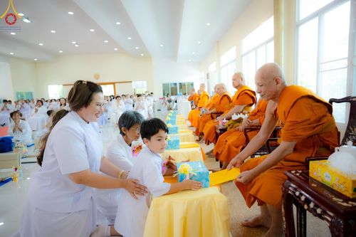 ภาพ No.142365:พิธีทอดผ้าป่าเพื่องานพระพุทธศาสนา , พิธีเจริญพระพุทธมนต์ , พิธีถวายสังฆทานแด่คณะสงฆ์ น้อมบูชาธรรม 80 ปี หลวงพ่อธัมมชโย และครบรอบ 12 ปี ธรรมอุทยานบ้านแป้ง อำเภอพรหมบุรี จังหวัดสิงห์บุรี ในวันเสาร์ที่ 22 มิถุนายน พ.ศ. 2567