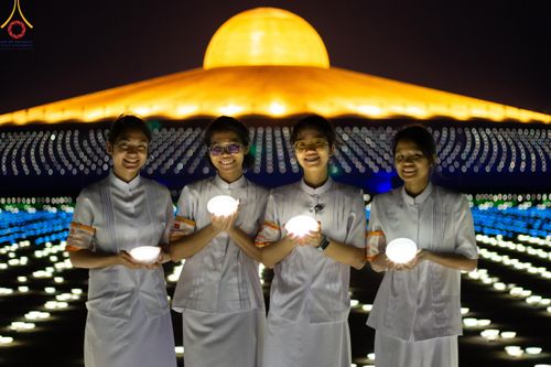 ภาพ No.59879:คณะสงฆ์และสาธุชนร่วมใจกัน สวดมนต์บทธัมมจักกัปปวัตนสูตร ครบ 6,315,808,080 จบ และจุดประทีปแปรอักษร ถวายเป็นพุทธบูชา เนื่องในวาระ "ฉลองอายุวัฒนมงคล 80 ปี หลวงพ่อธัมมชโย" ณ ลานธรรม มหารัตนวิหารคด วัดพระธรรมกาย