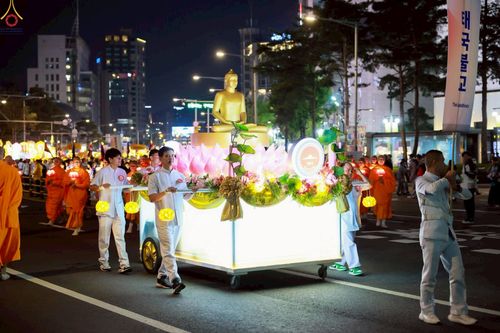 ภาพ No.229558:วันเสาร์ที่ 26 เมษายน พ.ศ. 2568 คณะพระภิกษุสามเณรในโครงการบรรพชาหมู่ 81 รูป  วัดภาวนาโซล ประเทศเกาหลีใต้ ได้ร่วมกับคณะสาธุชนคนไทยในเกาหลีใต้  ร่วมกันเดินขบวนอัญเชิญโคมดอกบัว  เพื่อบูชาแด่องค์สมเด็จพระสัมมาสัมพุทธเจ้า  ในงานเทศกาลวิสาขบูชานานาชาติ ประจำปี