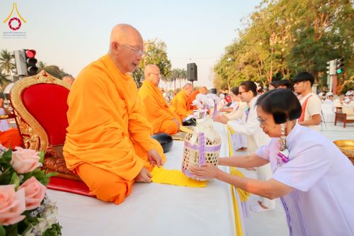 ภาพ No.208654:ตักบาตรพระ 1,743 รูป ครบรอบ 743 ปี นครน่าน ถวายเป็นพุทธบูชา น้อมบุญกุศลอุทิศให้บรรพบุรุษ วันอาทิตย์ ที่ 16 กุมภาพันธ์ พ.ศ. 2568 ณ ถนนคนเดินข่วงเมืองน่าน ต.ในเวียง อ.เมือง จ.น่าน