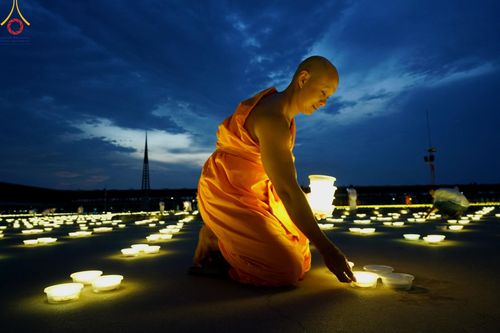 ภาพ No.154812:พิธีจุดประทีป, พิธีฉลองชัยสวดมนต์บทธัมมจักกัปปวัตนสูตร ณ มหารัตนวิหารคด วัดพระธรรมกาย วันอังคารที่ 17 กันยายน พ.ศ. 2567