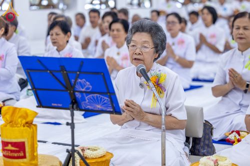 ภาพ No.160801:พิธีเจริญพระพุทธมนต์ และปิดแผ่นทองรูปเหมือน พระเดชพระคุณพระมงคลเทพมุนี (สด จนฺทสโร) พระผู้ปราบมาร จำนวน 3 องค์ วันเสาร์ที่ 5 ตุลาคม พ.ศ. 2567 ณ อาคารปลูกศรัทธา 2 (ชานชลาเดิม) วัดพระธรรมกาย อ.คลองหลวง จ.ปทุมธานี
