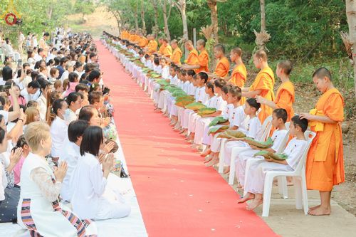 ภาพ No.135050: พิธีบรรพชาสามเณร  พิธีตักบาตรฉลองสามเณรใหม่ วันที่ 1 เมษายน พ.ศ.2567 ในโครงการบรรพชาสามเณรฟื้นฟูพระพุทธศาสนาทั่วไทย ณ ศูนย์ปฏิบัติธรรมแก้วเมืองเลย