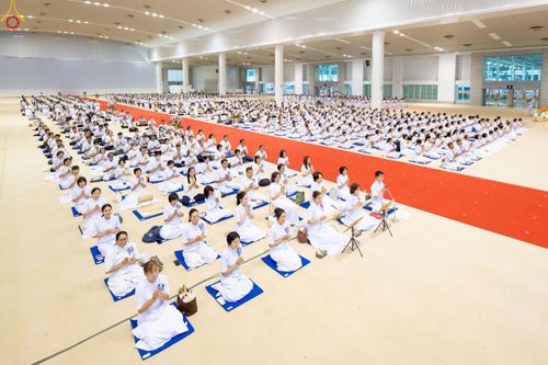 ภาพ No.233770:วันเสาร์ที่ 19 กรกฎาคม พ.ศ.2568 วันมหารำลึก ครั้งที่ 35 พิธีรำลึกถึงนักสร้างบารมี , พิธีสวดพระพุทธมนต์ , พิธีทอดผ้าบังสกุลและถวายไทยธรรม วัดพระธรรมกาย