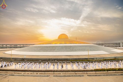 ภาพ No.101422:พิธีเวียนประทักษิณ, พิธีวันทาเจดีย์, พิธีขอขมาและมอบผ้าไตร ในโครงการอุปสมบทหมู่ รุ่นบูชาธรรมมหาปูชนียาจารย์ ณ วัดพระธรรมกาย ในวันที่ 9 ธันวาคม พ.ศ. 2566