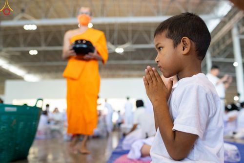 ภาพ No.89448:พิธีตักบาตร ข้าวสารอาหารแห้ง พิธีบูชาข้าวพระ และพิธีจุดเทียนใจ ไฟนิรันดร์  อนันตชัย ณ สภาธรรมกายสากล วัดพระธรรมกาย วันอาทิตย์ที่ 1 ตุลาคม พ.ศ. 2566