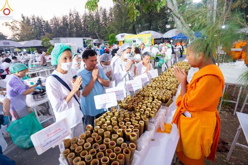 ภาพ No.190466:สาธุชนถวายภัตตาหารเป็นสังฆทาน แด่พระธรรมยาตรา ณ อนุสรณ์สถานมหาวิหารพระมงคลเทพมุนี (โลตัสแลนด์) อ.สองพี่น้อง จ.สุพรรณบุรี ในโครงการธรรมยาตรา กตัญญูบูชา มหาปูชนียาจารย์ พระมงคลเทพมุนี(สด จนฺทสโร) พระผู้ปราบมาร แห่ง ปีที่ 13 วันที่ 7 มกราคม พ.ศ.2568