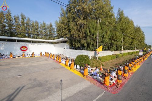 ภาพ No.110390:พิธีต้อนรับพระธรรมยาตรา ในโครงการธรรมยาตรากตัญญูบูชา มหาปูชนียาจารย์ พระมงคลเทพมุนี(สด จนฺทสโร) พระผู้ปราบมาร อนุสรณ์สถาน 7 แห่ง ปีที่ 12 วันที่ 11 มกราคม พ.ศ. 2567 ณ อนุสรณ์สถานลำดับที่ 3 สถานที่เกิดใหม่ในเพศสมณะ วัดสองพี่น้อง จ.สุพรรณบุรี