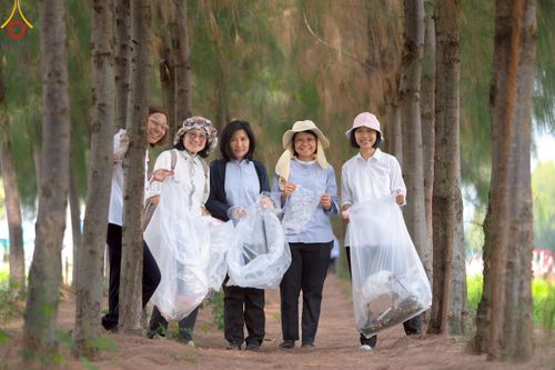 ภาพ No.220465:วันที่ 23-25 เมษายน พ.ศ. 2568 เจ้าหน้าที่และสาธุชนช่วยกัน รับบุญเก็บงานวันคุ้มครองโลก ณ วัดพระธรรมกาย