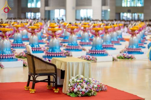 ภาพ No.215301:วันอาทิตย์ต้นเดือนที่ 6 เมษายน พ.ศ. 2568 พิธีบูชาข้าวพระ สภาธรรมกายสากล วัดพระธรรมกาย