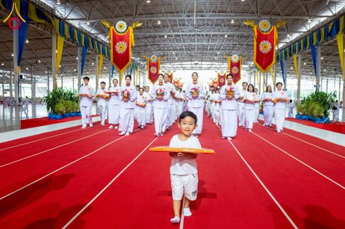 ภาพ No.215389:วันอาทิตย์ต้นเดือนที่ 6 เมษายน พ.ศ. 2568 ขบวนอัญเชิญผ้าป่าสมทบ มหาสังฆทาน 40,000 กว่าวัดทั่วประเทศ ณ สภาธรรมกายสากล วัดพระธรรมกาย