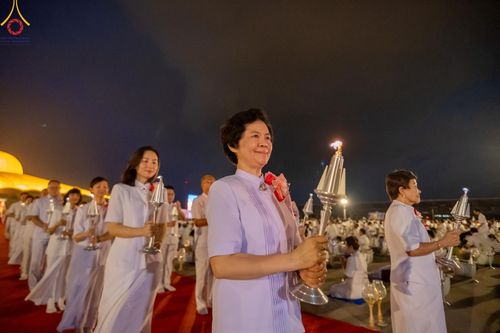 ภาพ No.160583:พิธีจุดประทีป 20,000 ดวง บูชาพระมหาธรรมกายเจดีย์ และบูชาพระมงคลเทพมุนี (สด จนฺทสโร) พระผู้ปราบมาร ณ ลานธรรม พระมหาธรรมกายเจดีย์ วัดพระธรรมกาย จ.ปทุมธานี วันที่ 10 ตุลาคม พ.ศ. 2567