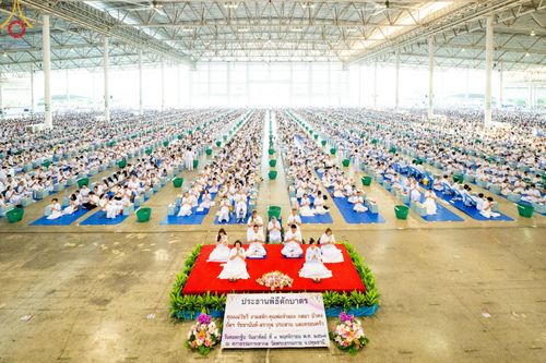 ภาพ No.167492:พิธีตักบาตรและพิธีบูชาข้าวพระ ในวันอาทิตย์ที่ 3 พฤศจิกายน พ.ศ. 2567 ณ วัดพระธรรมกาย