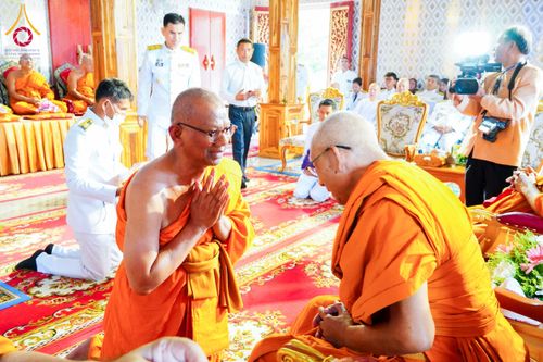 ภาพ No.146693:พิธีต้อนรับสัญญาบัตร พัดยศ ผ้าไตร ในโอกาสที่พระบาทสมเด็จพระเจ้าอยู่หัว ทรงพระกรุณาโปรดพระราชทานสัญญาบัตรตั้งสมณศักดิ์ พระวิมลศาสนวิเทศ (สำรวจ กมโล) เจ้าอาวาสวัดไทยนอร์เวย์ เป็นพระราชาคณะชั้นราช ในราชทินนามที่ “พระราชวชิรศาสนวิเทศ”