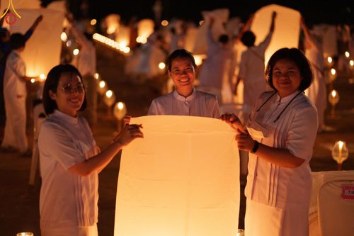 ภาพ No.175947:พิธีจุดประทีปโคมลาน, โคมลอยและลอยกระทง ถวายประทีปเป็นพุทธบูชา สร้างความสว่างไสวให้กับแผ่นดินด้วยแสงธรรม วันที่ 15 พฤศจิกายน พ.ศ. 2567 ณ พุทธอุทยานนานาชาติ อ.โพนพิสัย จ.หนองคาย