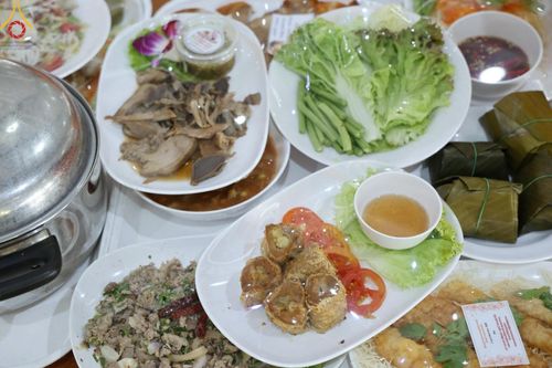 ภาพ No.205682:พิธีสวดพระพุทธมนต์ และถวายภัตตาหารเมนูสวรรค์แด่พระภิกษุ สามเณร วันจันทร์ที่ 3 กุมภาพันธ์ พ.ศ. 2568 ณ หอฉันคุณยายอาจารย์ฯ วัดพระธรรมกาย