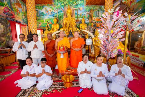 พิธีทอดกฐิน วัดทาป่าสัก จ.ลำพูน ในโครงการกฐินสามัคคีทั่วไทย 30,000 วัด บูชาธรรม 80 ปี หลวงพ่อธัมมชโย โดยคณะศิษยานุศิษย์วัดพระธรรมกาย วันที่ 3 พฤศจิกายน พ.ศ. 2567