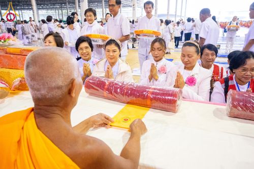 ภาพ No.204289:พิธีถวายภัตตาหารเป็นสังฆทาน แด่พระธรรมยาตรา ณ วัดพระธรรมกาย ตำบลคลองสาม อำเภอคลองหลวง จังหวัดปทุมธานี ในโครงการธรรมยาตรา กตัญญูบูชา มหาปูชนียาจารย์ พระมงคลเทพมุนี(สด จนฺทสโร) พระผู้ปราบมาร อนุสรณ์สถาน 7 แห่ง ปีที่ 13 วันที่ 31 มกราคม พ.ศ. 2568