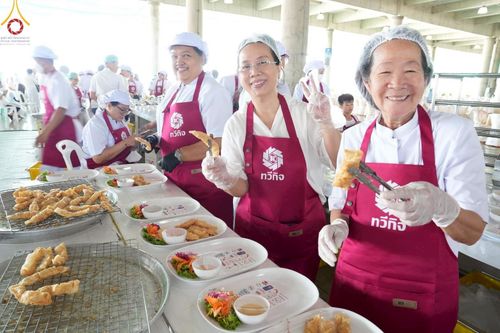 ภาพ No.219404:วันอังคารที่ 22 เมษายน พ.ศ. 2568 พิธีมอบปัจจัยช่วยเหลือครู 4 จังหวัดชายแดนภาคใต้ , พิธีกล่าวคำถวายอุปกรณ์ เพื่อเตรียมการต้อนรับคณะสงฆ์ฯ , พิธีกล่าวคำถวายภัตตาหารเป็นสังฆทาน , คณะสงฆ์ฉันภัตตาหารเพล  เนื่องในวันคุ้มครองโลก พิธีถวายมหาสังฆทานแด่คณะสงฆ์