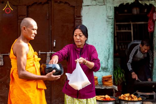 ภาพ No.213110:วันที่ 17 - 18 มีนาคม พ.ศ. 2568 คณะสงฆ์และสามเณรเดินบิณฑบาต รอบเมืองในพื้นที่ วัดสยมภูวนาถและราชวังปาตัน ณ เมืองกาฐมาณฑุ ประเทศเนปาล