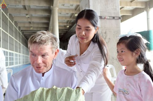 ภาพ No.230778:วันที่ 28 มิถุนายน พ.ศ. 2568 พิธีตัดปอยผมและปลงผม โครงการบวชพระนานาชาติ AEC & WAB รุ่นที่ 9 ณ วิหารคด 2 วัดพระธรรมกาย