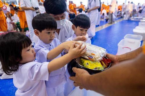 ภาพ No.123019:พิธีตักบาตร และพิธีบูชาข้าวพระ ในวันอาทิตย์ต้นเดือนที่ 4 กุมภาพันธ์ พ.ศ. 2567 ณ วัดพระธรรมกาย จ.ปทุมธานี