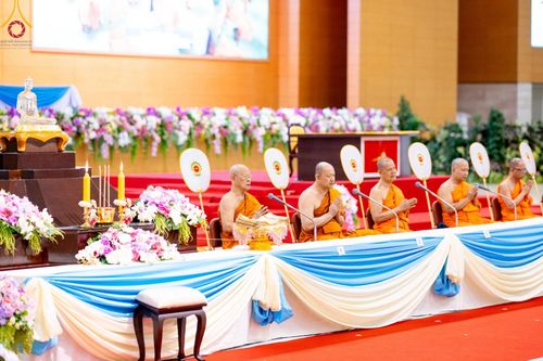 ภาพ No.146090:วันมหารำลึก ครั้งที่ 34 พิธีร่วมรำลึกถึงนักสร้างบารมีที่ล่วงลับไปแล้ว , พิธีสวดพระพุทธมนต์ ณ ห้องแก้วสารพัดนึก 1 วัดพระธรรมกาย วันเสาร์ที่ 27 กรกฎาคม พ.ศ. 2567