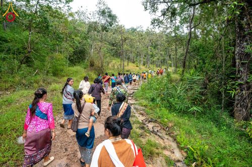 ภาพ No.174450:พิธีตักบาตรพระ,พิธีทอดผ้าป่า พิธีกลั่นแผ่นดินโปรยรัตนชาติ  สร้างพระอุโบสถและเจดีย์ วัดป่าสัมมาทิฏฐิและวัดสิริขันโท แขวงอัตตะปือ สปป. ลาว วันที่ 29 ตุลาคม พ.ศ. 2567