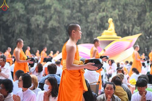 ภาพ No.190221:พิธีตักบาตรพระธรรมยาตรา ณ อนุสรณ์สถานลำดับที่ 1 สถานที่เกิดด้วยรูปกายเนื้อ อนุสรณ์สถานมหาวิหารพระมงคลเทพมุนี (โลตัสแลนด์) อ.สองพี่น้อง จ.สุพรรณบุรี ในโครงการธรรมยาตรา กตัญญูบูชา มหาปูชนียาจารย์ พระมงคลเทพมุนี(สด จนฺทสโร) พระผู้ปราบมาร อนุสรณ์สถาน 7 แห่ง 