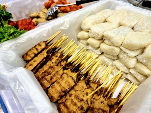 ภาพ No.188514:พิธีถวายภัตตาหารเป็นสังฆทาน แด่พระธรรมยาตรา ในโครงการธรรมยาตรา กตัญญูบูชา มหาปูชนียาจารย์ พระมงคลเทพมุนี(สด จนฺทสโร) พระผู้ปราบมาร อนุสรณ์สถาน 7 แห่ง ปีที่ 13 ณ สภาธรรมกายสากล วัดพระธรรมกาย วันที่ 3 มกราคม พ.ศ. 2568