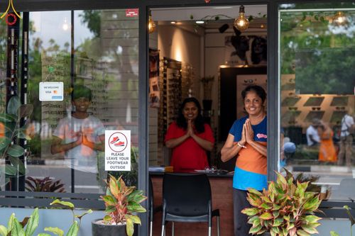 ภาพ No.139414:พิธีตักบาตรรอบเมืองดัมบุลล่า เทศกาลวิสาขบูชาแห่งชาติ ศรีลังกา เมื่อวันที่ 16 พฤษภาคมที่ผ่านมา คณะสงฆ์จากวัดพระธรรมกาย และคณะพระภิกษุสามเณรศรีลังกา ในโครงการสยาม-ลังกา ธรรมยาตรา ฉลองเทศกาลวิสาขบูชาแห่งชาติ ศรีลังกา บูชาธรรม 80 ปีหลวงพ่อธัมมชโย